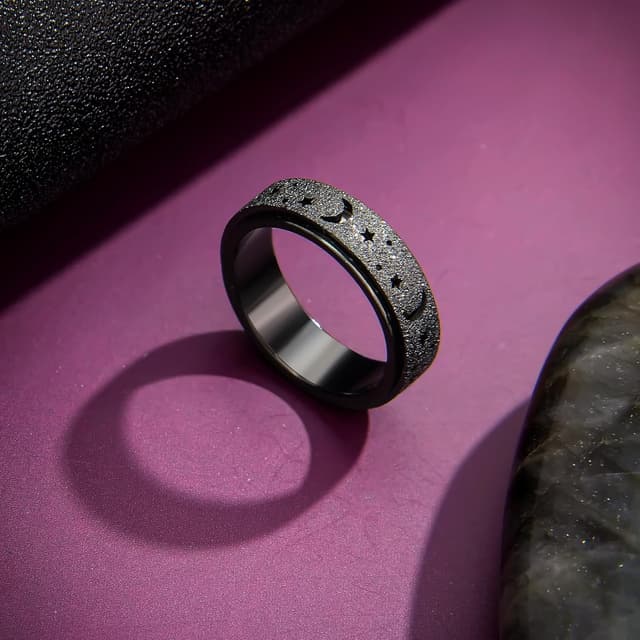Detalle de LuckyAmor Anxiety Spinner Ring (Moon & Star) for Women — Stainless Steel Rotating Fidget Band, Sizes 6–10