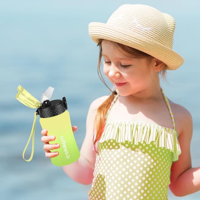 Detalle 2 de GOPPUS 350ml Kids Water Bottle with Straw, Strap & Flip-Top Lid (BPA-free, Leakproof)