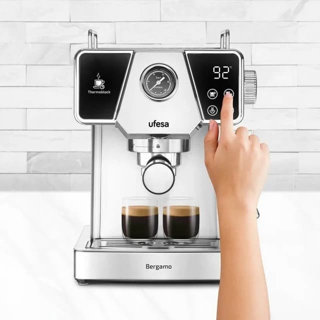 Detalle 2 de Ufesa Bergamo Cafetera espresso 20 bares 1350 W negra/inox