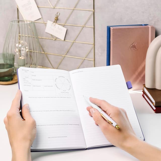 Detalle 2 de Clever Fox Reading Journal – Guided Book Review Log with Reading Tracker (A5, Lavender)