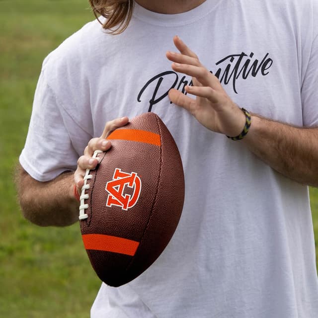 Detalle de Logo Brands NCAA Men’s Team Stripe Official Size Composite Football