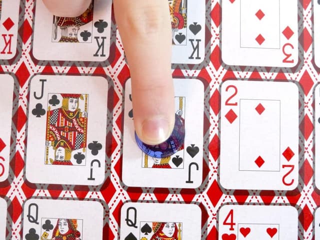 Detalle 2 de Regal Games Poker Keeno Bulk Game Set (36 Double-Sided Boards, 600 Scoring Chips, Standard Deck) for Casino Night