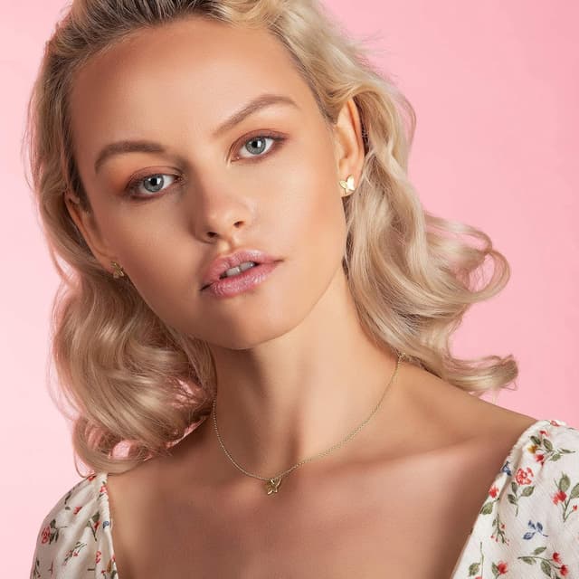 Detalle 2 de Orecchini a lobo Namana con farfalla, finitura spazzolata e confezione regalo