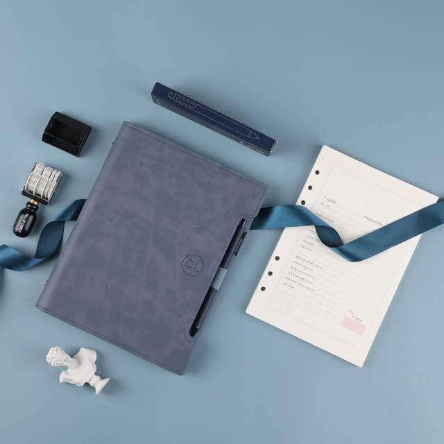 Detalle de Agenda in Pelle Classica A5 ricaricabile con pagine a righe, tasche e portapenne