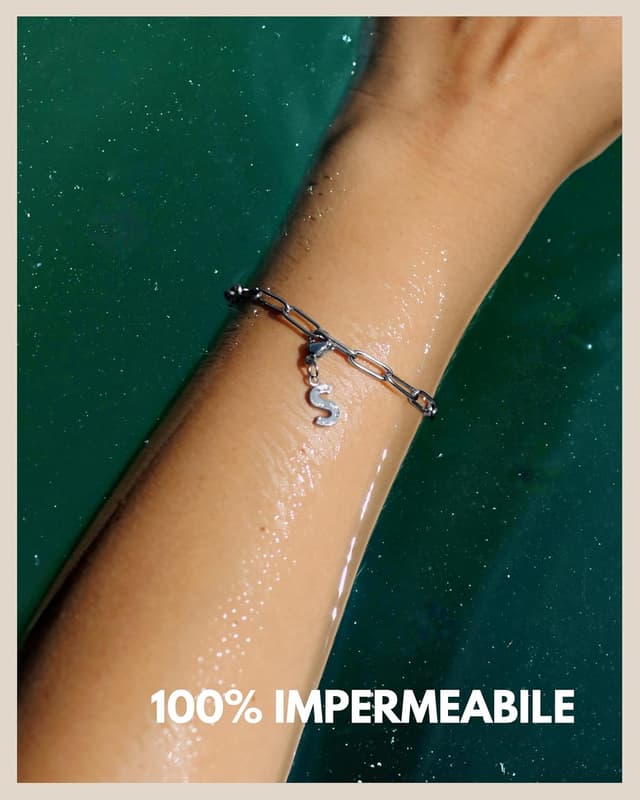 Detalle de Ciondolo a lettera GD GOOD.designs in acciaio inox con chiusura a moschettone