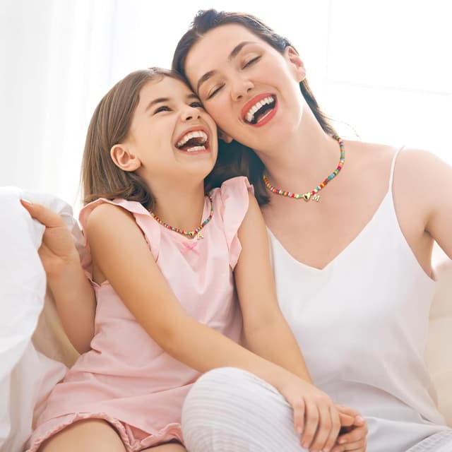 Detalle 2 de Miss Chipmunk Bunte Perlenkette mit Initialen für Mädchen & Frauen – Choker mit Charm, vergöldet, Boho/Y2K