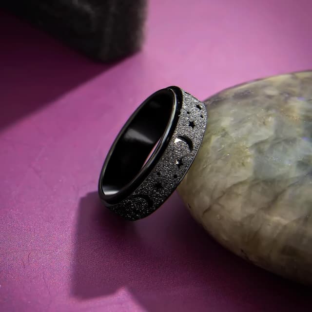 Detalle 2 de LuckyAmor Anxiety Spinner Ring (Moon & Star) for Women — Stainless Steel Rotating Fidget Band, Sizes 6–10
