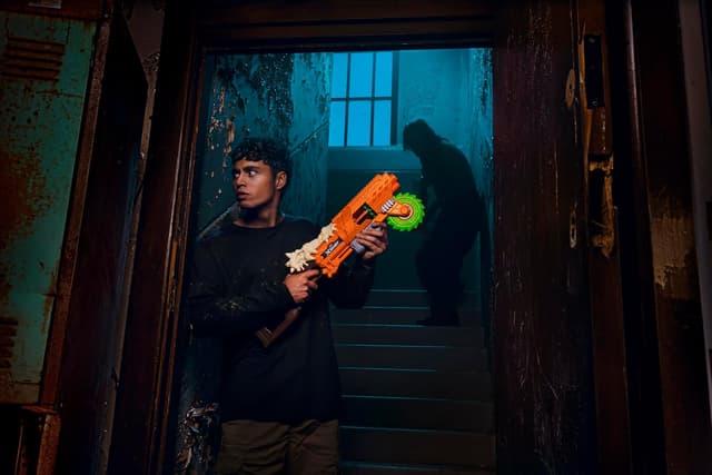 Detalle 2 de XSHOT Insanity HorrorFire Doomsday Blaster von Zuru mit 16 Darts und Air Pocket Technology