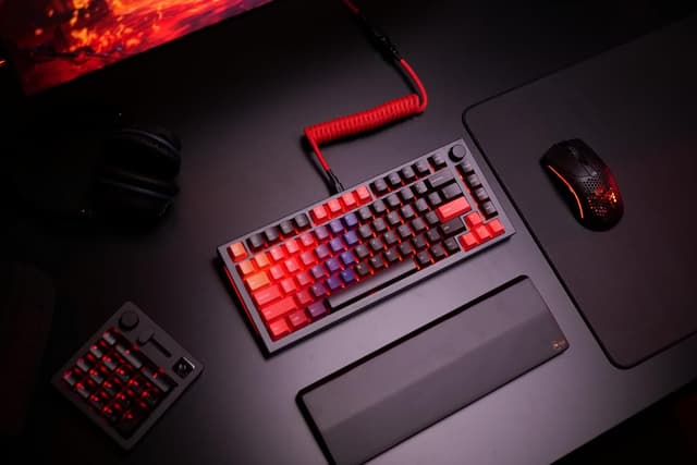 Detalle de GLORIOUS Gaming Premium Coiled Keyboard Cable – vergoldetes USB‑A (PC) auf USB‑C (Tastatur) in Crimson Red
