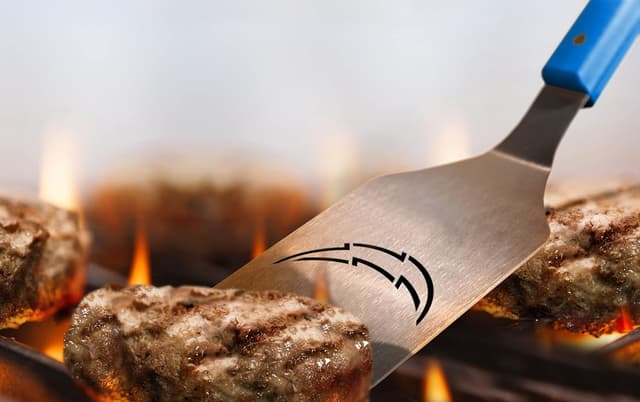 Detalle de YouTheFan NFL Spirit Series 3-Piece BBQ Set with Laser-Cut Stainless Steel & Bottle Opener