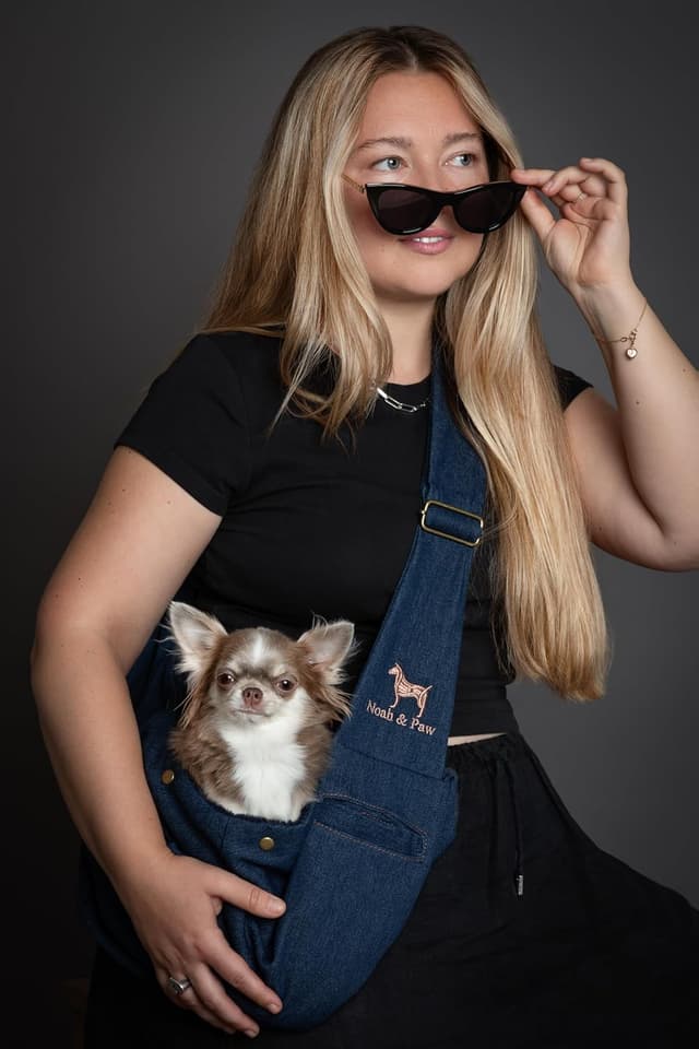 Detalle 2 de Noah & Paw Dog Sling Carrier (3–10lb) in Premium Denim – Adjustable Padded Strap, Lined & Machine Washable