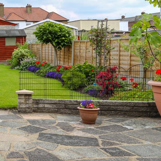 Detalle de Thealyn Decorative Garden Fence (81cm H x 71cm W) – 5-panel outdoor rustproof metal dog fence, 3.5m total length