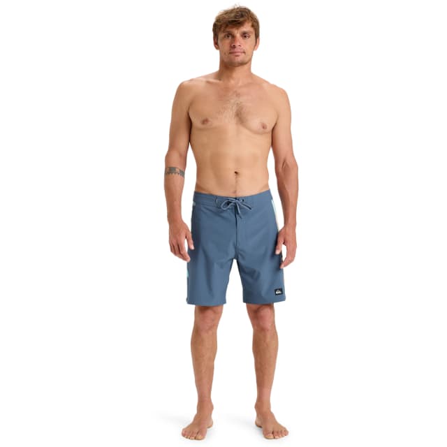 Detalle de Quiksilver Surfsilk Arch 18 bañador corto de hombre con tratamiento hidrofóbico