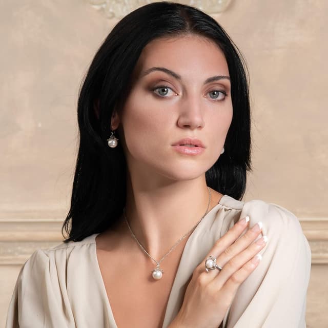 Detalle 2 de Namana orecchini pendenti con perle finte e filigrana floreale