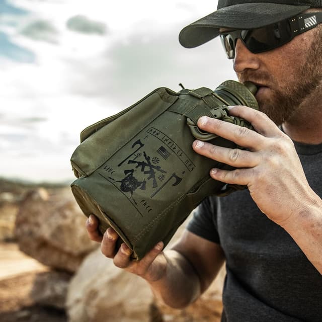 Detalle de Iron Infidel Battle Bottle (Live Free 2 Liter) — Half Gallon Insulated Stainless Water Jug with Removable Sleeve & Paracord Handle