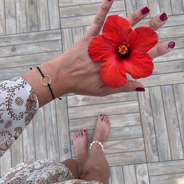 Detalle 2 de Selfmade Jewelry Armband Damen Kreis – größenverstellbares Handgelenkband mit Makramee-Knoten (inkl. Geschenkverpackung)