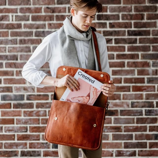 Detalle 2 de Berliner Bags Ghent sac messenger en cuir véritable avec bandoulière réglable et compartiment ordinateur 15 pouces – Marron