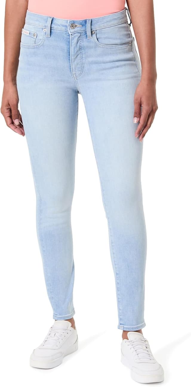 Detalle de Calvin Klein Jeans donna: stile iconico per il guardaroba di tutti i giorni
