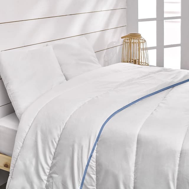 Detalle de Bleu Câlin Couette Chaude Signature 240x260 cm (350 g/m²) en microfibre douce, fabrication française, blanc
