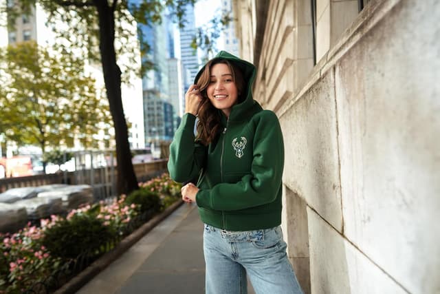 Detalle de Ultra Game Women’s NBA Official Super Soft Crop Top Full-Zip Jacket Hoodie