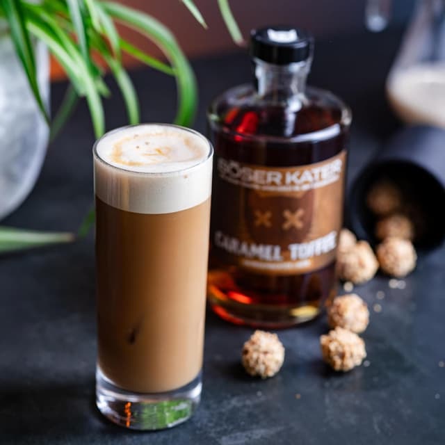 Detalle de BÖSER KATER Caramel Toffee Likör Geschenkset (0,5 l, 20 % Vol.) mit 2 Gläsern