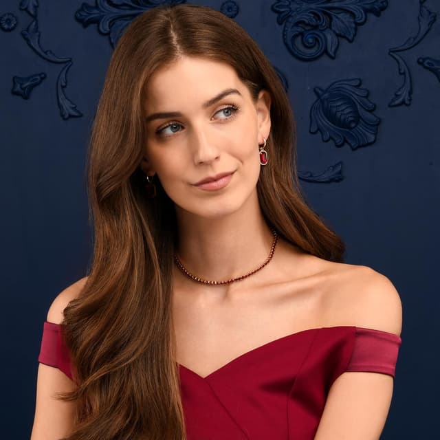 Detalle de ZAVANA grosses créoles femme en acier inoxydable plaqué or avec pendentifs rectangulaires et cristaux rouges