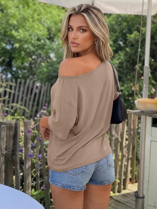 Detalle de Trendy Queen Women’s Off-the-Shoulder Oversized T-Shirts (Short Sleeve)