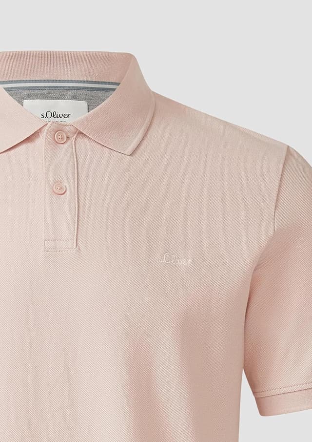 Detalle de s.Oliver Poloshirt mit kleinem Label-Print – reguläre Passform in Piqué-Baumwolle