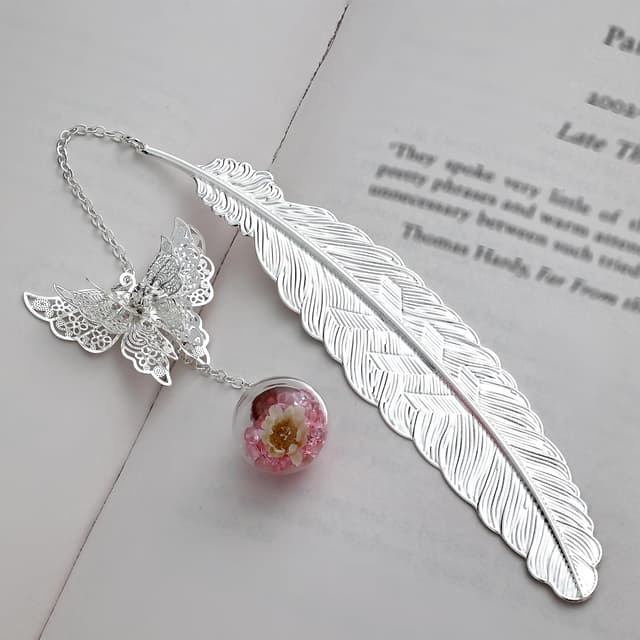 Detalle de Toirxarn Copper Metal Feather Bookmark with Butterfly Charm — Gift Boxed Reading Aid for Book Lovers