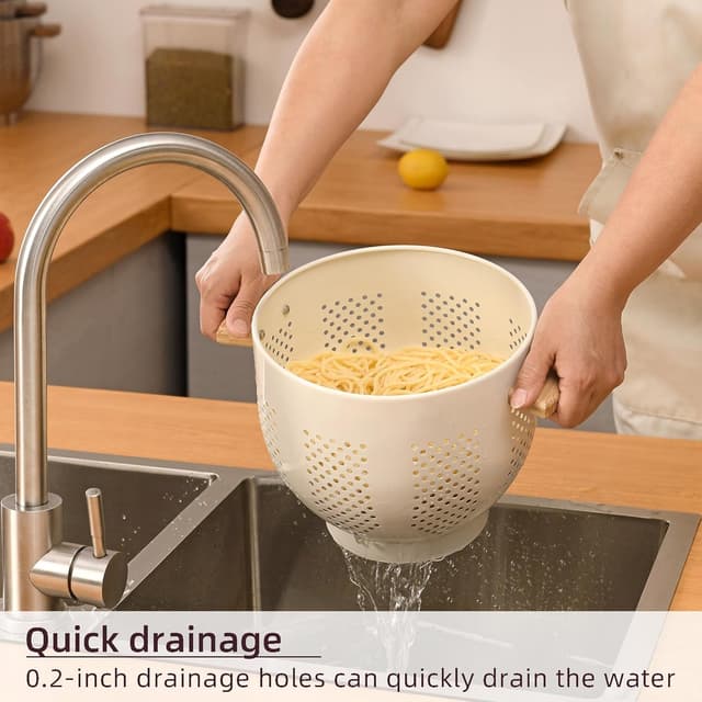 Detalle de Cream Metal Colander With Wood Handle and Stable Base, 5.5 Quart Powder Coated Steel Kitchen Strainer