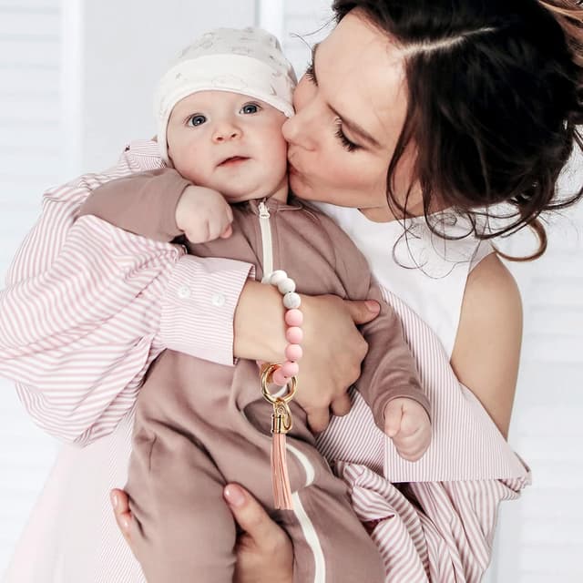 Detalle de AOKSUNOVA Schlüsselanhänger Auto als Armband mit Perlen & Quaste – praktisch für Autoschlüssel