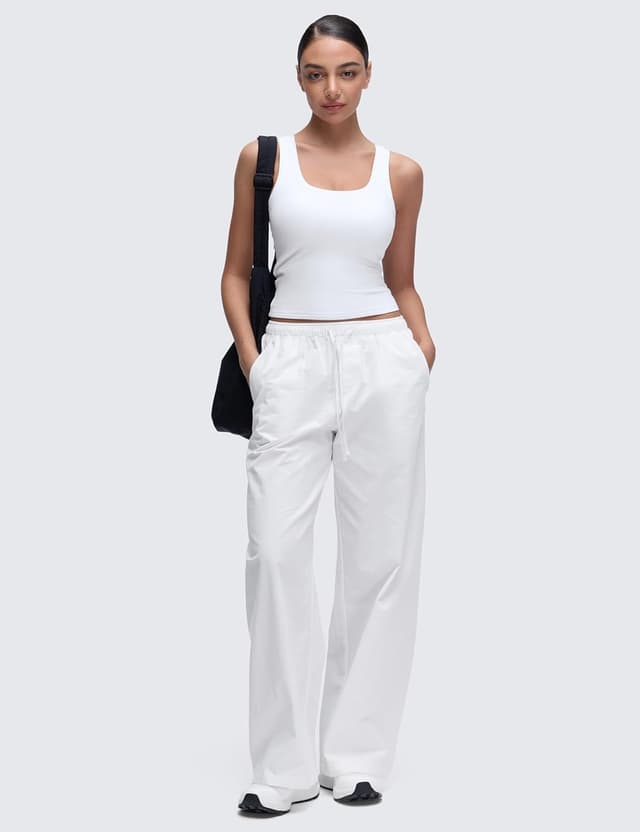 Detalle 2 de CRZ YOGA Softembrace : chemisier court sans manches doublé à col en U