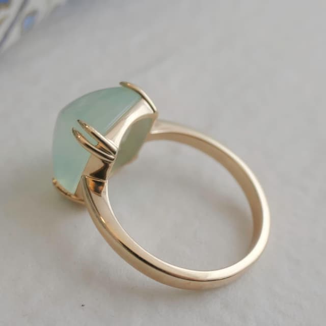 Detalle de Bague Sophia Rose Jewellery en argent sterling plaqué or avec calcédoine aqua (cabochon 12 mm) – monture à griffes