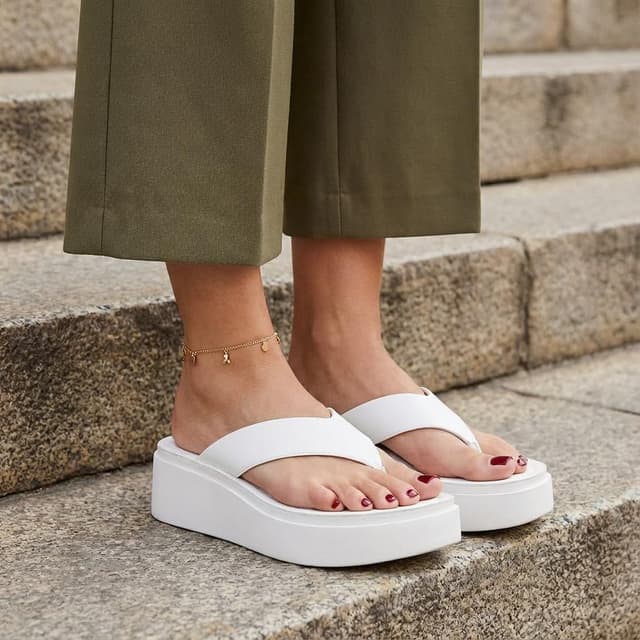 Detalle 2 de CUSHIONAIRE Pippin Chunky Platform Flip Flops for Women with Cushioned Footbed