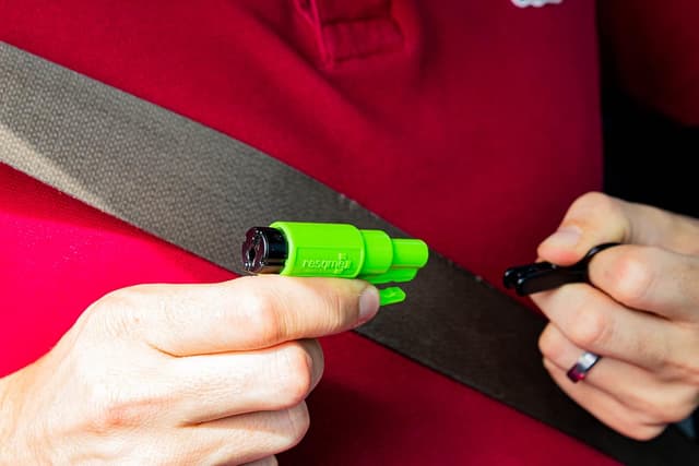 Detalle de Lot de 12 porte-clés sécurité voiture resqme : brise-vitre et coupe-ceinture (marteau d’urgence) jaune néon