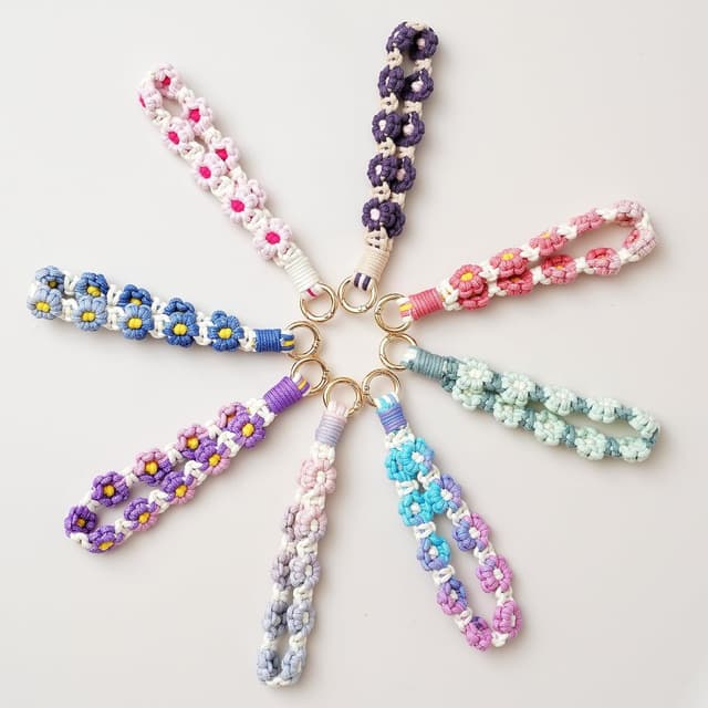 Detalle de AOKSUNOVA Schlüsselanhänger für Mädchen „Blume“ aus Makramee – kurz, beige/weiß/dunkelbraun