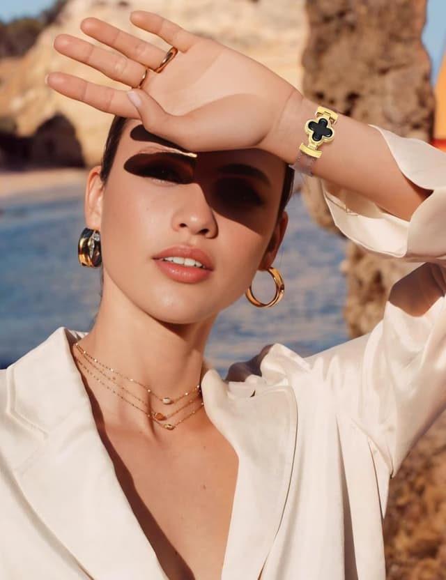 Detalle 2 de MOINSPIRE Designer Slim Leather Magnetic Watch Bands for Women (Four-Leaf Clover)