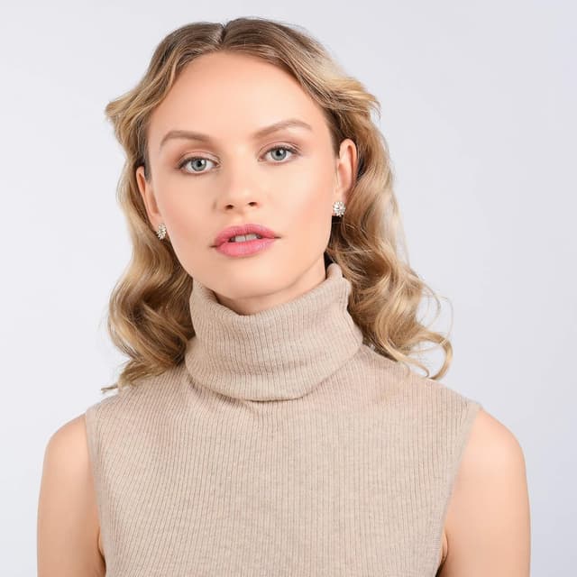 Detalle 2 de ZAVANA Grandes boucles d’oreilles zircon en forme de fleur (clous) dorées ou argentées, sans nickel ni plomb