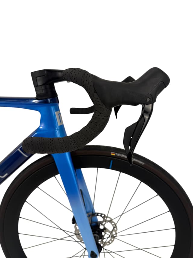 Detalle de Rali Ruta RDS 700 Bicicleta de carretera unisex con ruedas de carbono y grupo Shimano 105 MEC