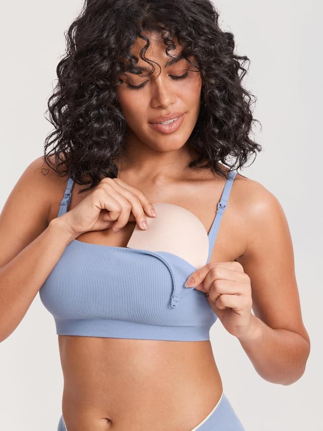 Detalle 2 de MOMANDA Soutien-gorge d’allaitement sans armatures en tricot côtelé, avec coussinets amovibles et bretelles convertibles