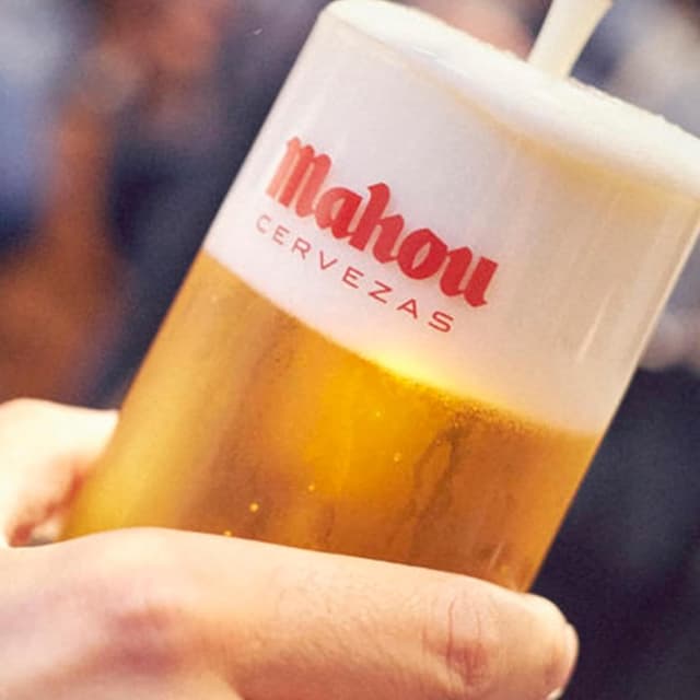 Detalle 2 de Mahou 5 Estrellas, Pack 28 Latas 33 cl 🍺 Cerveza Dorada