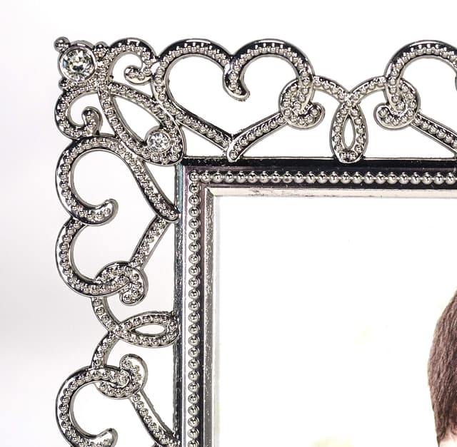 Detalle de Cadre photo Malden International Designs Enchanted Hearts percées avec bijoux argenté (8 x 10)