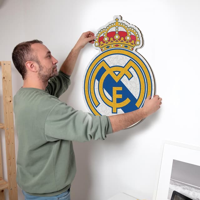 Detalle 2 de Iconic Puzzles Real Madrid (Logo) – Puzzle en bois sous licence officielle, 500 pièces, taille L