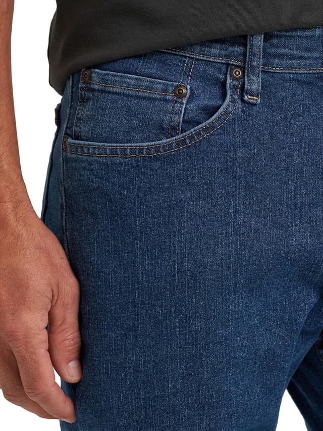 Detalle 2 de Wrangler Authentics Big & Tall Classic Comfort-Waist Jeans for men