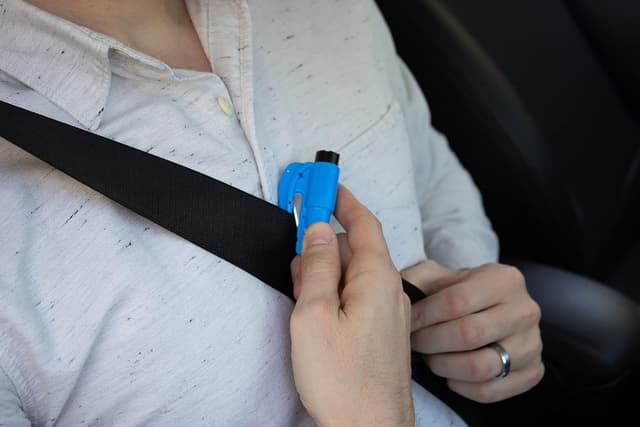 Thumbnail 6 de resqme Porte-clés Sécurité Voiture : brise-vitre et coupe-ceinture avec marteau d’urgence