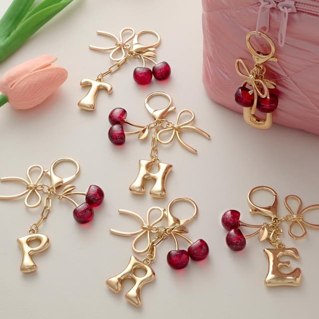 Detalle 2 de Snylcce Initial A keychain with bow & cherry charm in gold-plated metal
