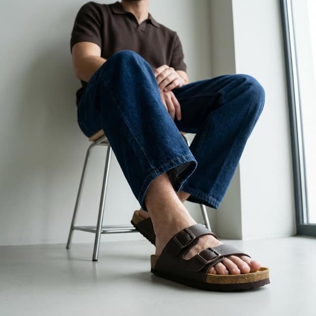 Detalle de CUSHIONAIRE Lane Men’s Sandals with Cork Footbed and Adjustable Buckle