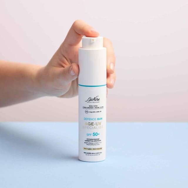 Detalle 2 de BioNike Defence Sun Age UV Specialist SPF 50+ crema viso antirughe per pelli secche