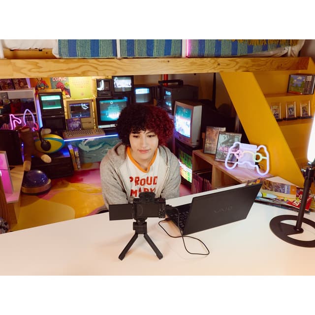 Detalle de Sony ZV-1F: cámara compacta para vlogging con objetivo ultra gran angular de 20 mm