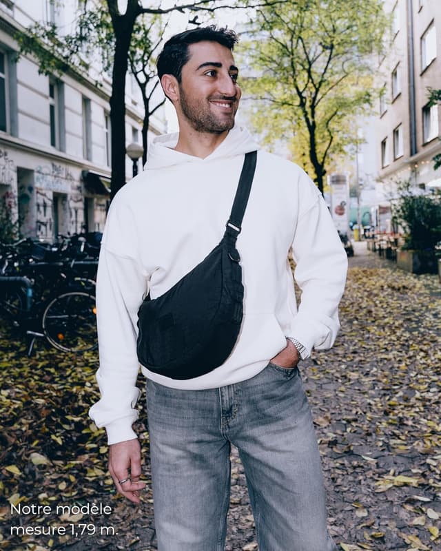 Detalle 2 de Johnny Urban Kaia Medium Puffer Moon Bag bandoulière en nylon noir, demi-lune imperméable (sacoche demi lune)